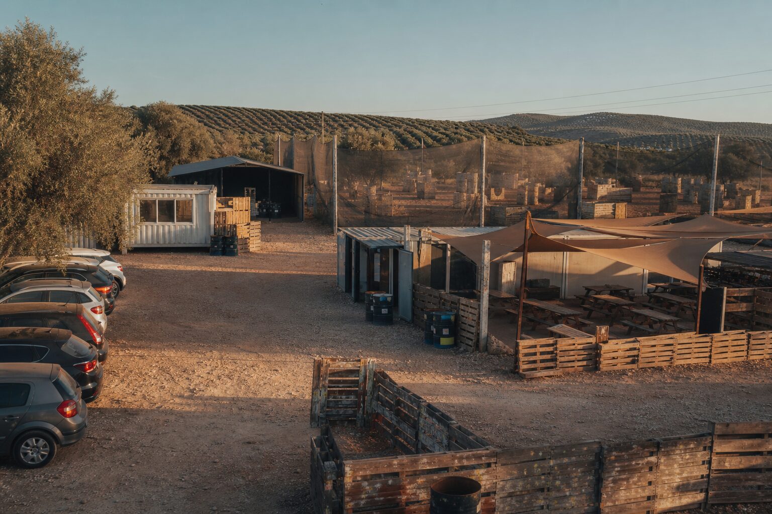 Base SevillaPaintball: aparcamiento, recepción modular y zona de descanso